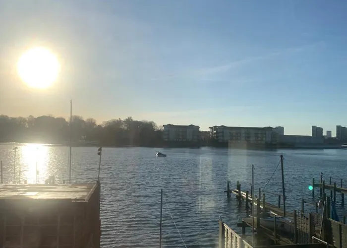 Stylish 2 Bed Riverside House, 2 Kingsize Beds, Free Parking