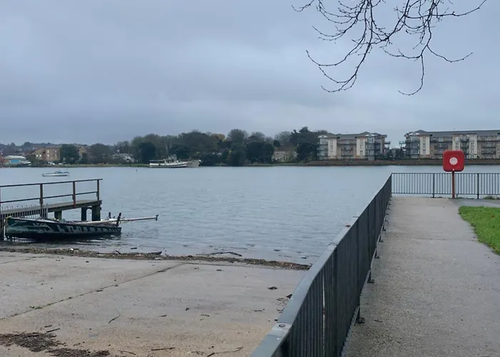 Stylish 2 Bed Riverside House, 2 Kingsize Beds, Free Parking