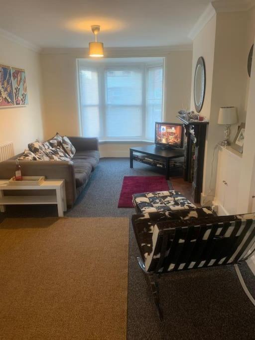 Holiday home Stylish 2 Bed Riverside House, 2 Kingsize Beds, Free Parking *