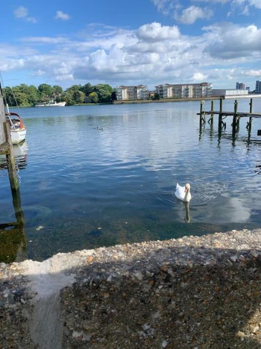 Stylish 2 Bed Riverside House, 2 Kingsize Beds, Free Parking Southampton