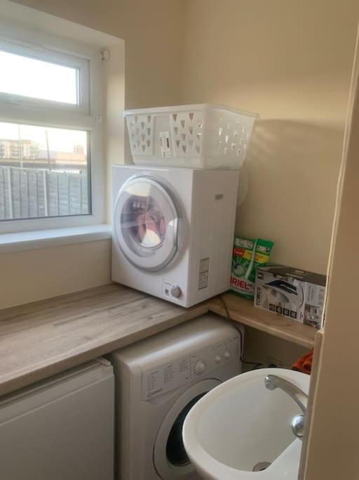 Holiday home Stylish 2 Bed Riverside House, 2 Kingsize Beds, Free Parking