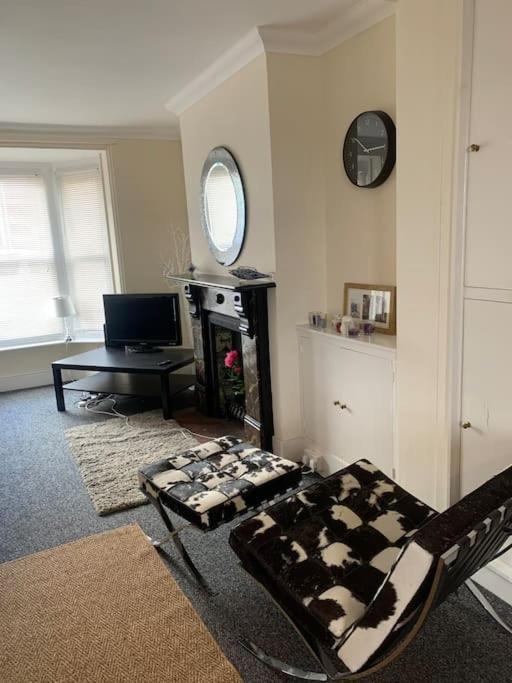 Holiday home Stylish 2 Bed Riverside House, 2 Kingsize Beds, Free Parking