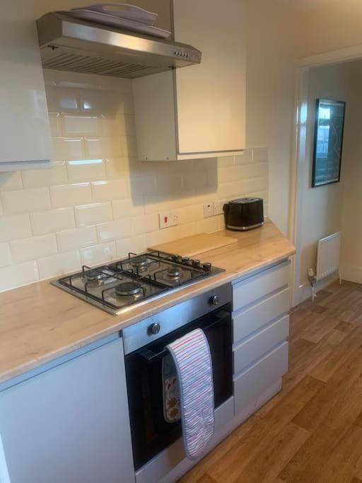 Дом отдыха Stylish 2 Bed Riverside House, 2 Kingsize Beds, Free Parking *