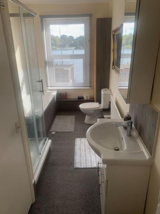 Stylish 2 Bed Riverside House, 2 Kingsize Beds, Free Parking Дом отдыха *