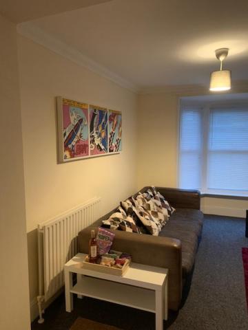 Stylish 2 Bed Riverside House, 2 Kingsize Beds, Free Parking *