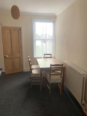Stylish 2 Bed Riverside House, 2 Kingsize Beds, Free Parking *